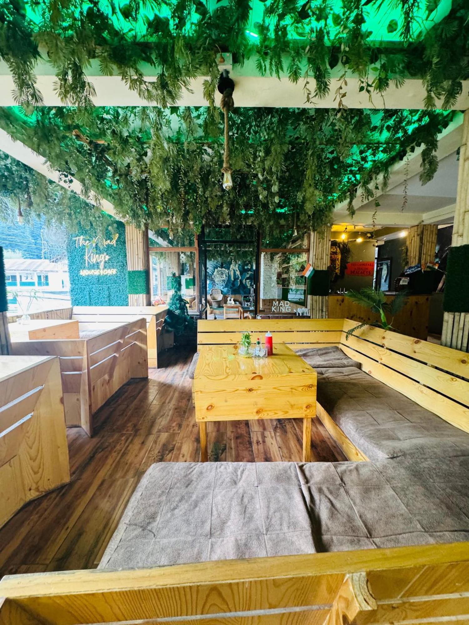 The Mad King'S House & Cafe