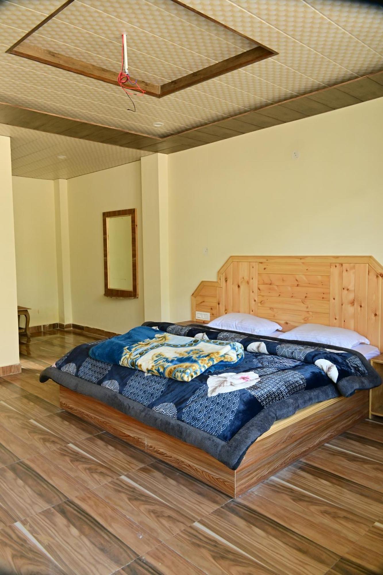 Nomadic Den Manali Hostel - Manali (Himachal Pradesh)