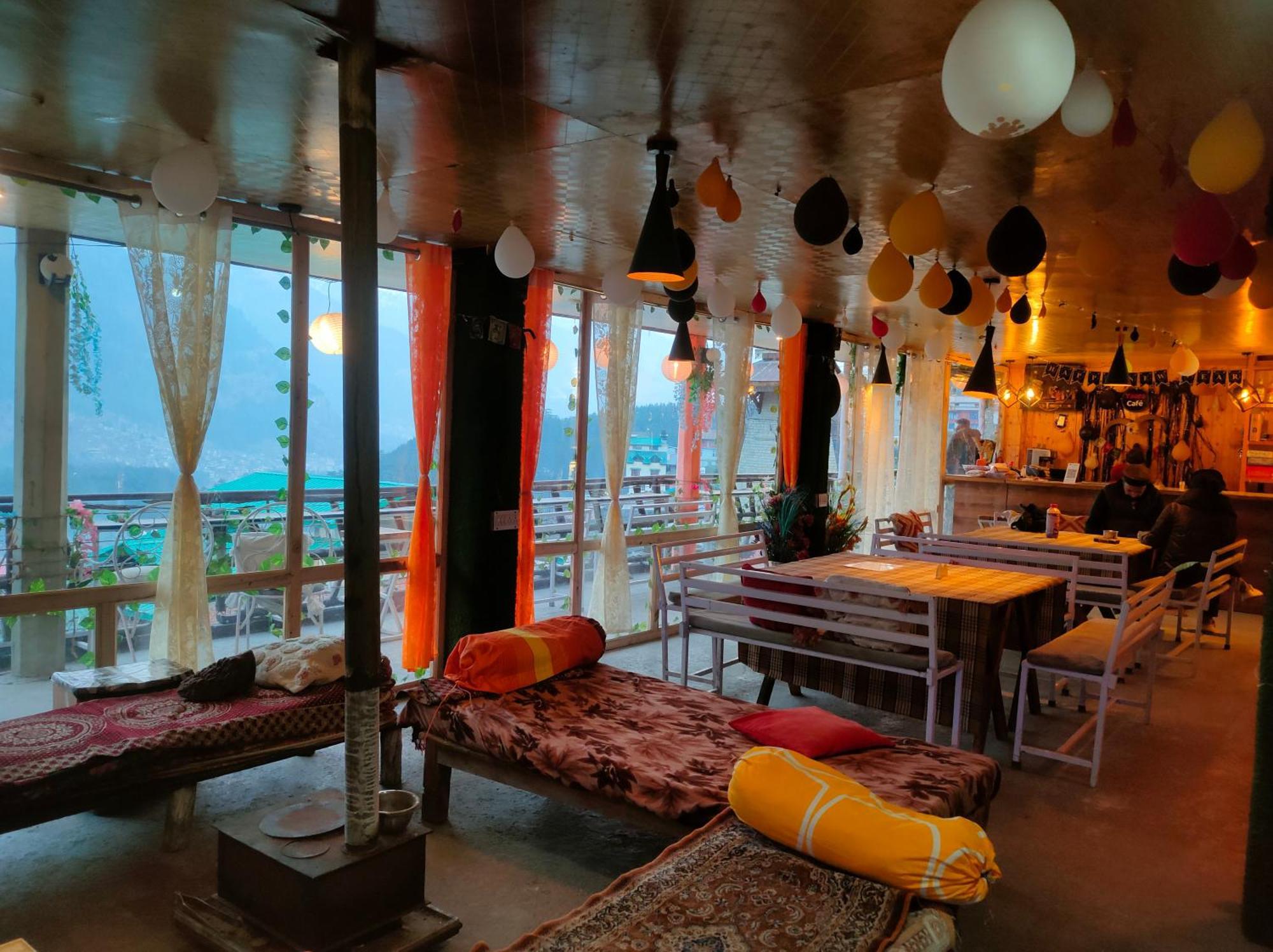 Bros Hostel & Yaara Cafe - Manali (Himachal Pradesh)